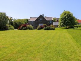 A house with garden and trees at Mayfly Cottage