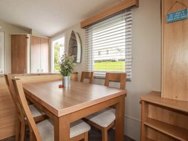 A dining room with a table and chairs at Tucked Away in Newquay