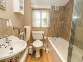 A bathroom with sink, toilet and bathtub at Little Wickers in Corfe Castle