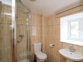 A bathroom with a shower, toilet, and sink at Tegfan in Newport