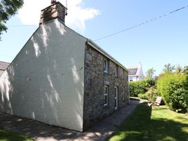 A house with a garden area at Tegfan Newport