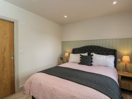 A bedroom with a bed and bedside tables at Foxglove in Stratton Audley near Bicester