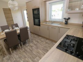 A kitchen with dining area at Sandpiper in Narberth