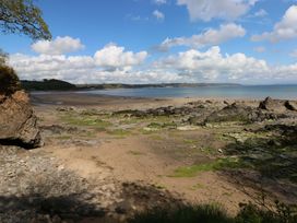 A beach with rocks and water at Sandpiper in Narberth
