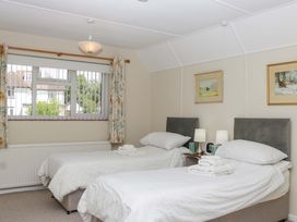A bedroom with twin beds and a window at Halsdon Avenue in Exmouth