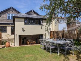 A garden with a dining table and chairs at Mayflower Cottage in Lyme Regis