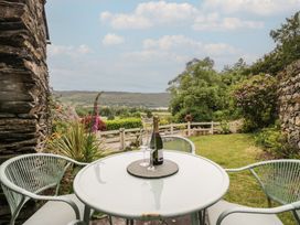 A table with champagne and glasses in a garden at Over Brow Cottage in Coniston