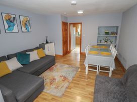 A living room with a sofa and dining table at Ti Maolla in Hollymount