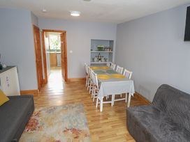 A dining room with a table and chairs at Ti Maolla in Hollymount