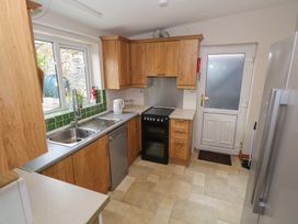 A kitchen with cabinets and appliances at Ti Maolla in Hollymount