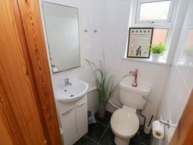 A bathroom with a toilet and sink at Ti Maolla in Hollymount