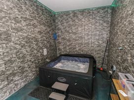 A hot tub in a spa room at Ti Maolla in Hollymount