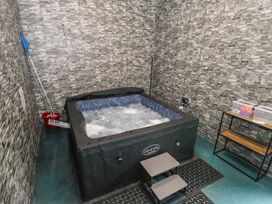 A room with a hot tub and cleaning supplies at Ti Maolla in Hollymount