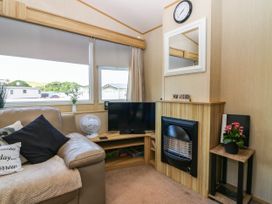 A living room with a television and fireplace at Rowan View 251