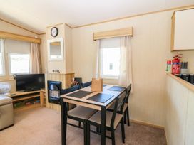 A dining area with a table and chairs at Rowan View 251