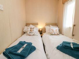 A bedroom with two beds and decorative pillows at Rowan View 251