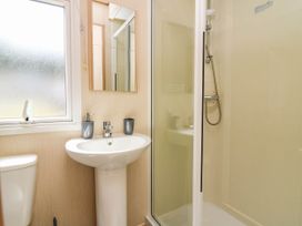 A bathroom featuring a sink, toilet and shower at Rowan View 251