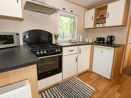 A kitchen with appliances and cabinets at Foxglove 4 in Ringwood