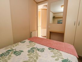 A bedroom with a bed and wardrobe at Foxglove 4 Ringwood
