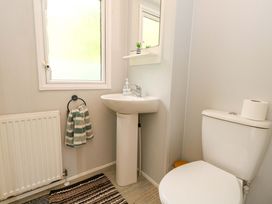A bathroom with a sink and toilet at Foxglove 4 in Ringwood