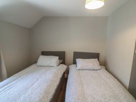A bedroom with two single beds at Abinas in Kenmare