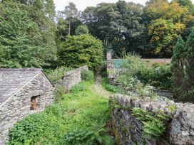 An outdoor area with stone walls and a path in Flat 4 Grasmere Lodge Ambleside