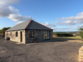 A house with a gravel driveway and windows at High View Barn Launceston