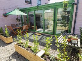 A garden with a table and chairs at 11b Market Street Narberth