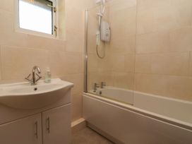 A bathroom with a wash basin and bathtub at Robin Hood Farmhouse, Keswick