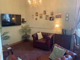 A sitting room with a television and a lamp at Downton I Alnwick