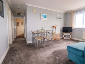 A living room with a dining table and chairs at Treetops in Par