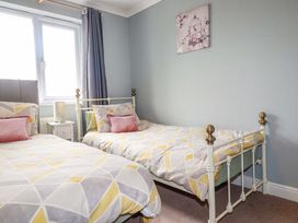 A bedroom with two beds and a window at Treetops in Par
