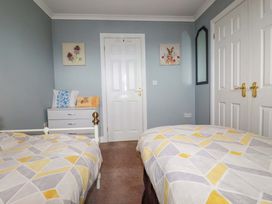 A bedroom with two beds and a dresser at Treetops in Par