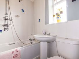 A bathroom with a bathtub, sink, and toilet at Treetops in Par