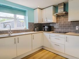 A kitchen with cabinets and appliances at Frome View in Wool