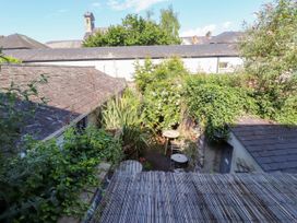 A garden view with a table and chair at Scoops’ Nook in Caernarfon