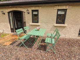 A table with chairs outside at The Coach House Cottage Ballycommon