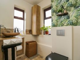 A bathroom with a sink, toilet, and bathtub at 1 Stanway Road