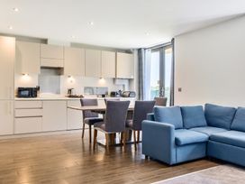 A kitchen with table and chairs at Cotswolds Apartment, sleeps 4 in Chipping Norton
