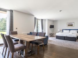 A dining room with a table and chairs at Cotswolds Apartment, sleeps 4, Chipping Norton