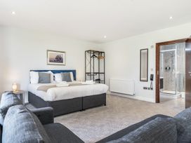 A bedroom with a bed and sofa at Cotswolds Apartment, sleeps 4, Chipping Norton