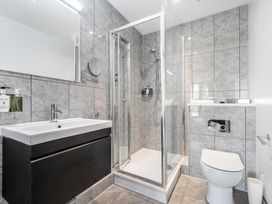 A bathroom with a shower, sink and toilet at Cotswolds Apartment, sleeps 4 in Chipping Norton