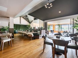 A dining room with tables and chairs at Cotswolds Apartment, sleeps 4 in Chipping Norton