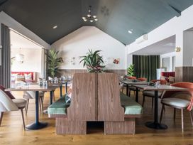 A dining room with tables and plants at Cotswolds Apartment, sleeps 4 Chipping Norton