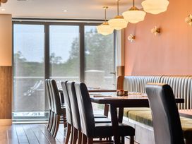 A dining room with a table and chairs at Cotswolds Apartment, sleeps 4 in Chipping Norton