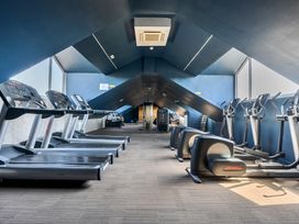 A gym with treadmills and elliptical machines at Cotswolds Apartment, sleeps 4 in Chipping Norton