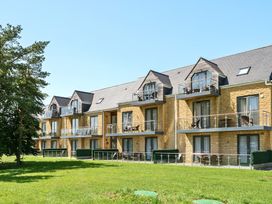 A building with balconies and windows at Cotswolds Apartment, sleeps 4 in Chipping Norton