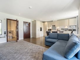 A living room with a sofa and kitchen units at Cotswolds Apartments 2B/S4 in Chipping Norton