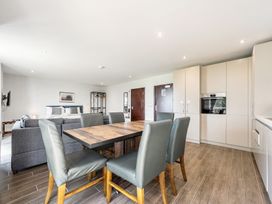 A dining room with table and chairs at Cotswolds Apartments 2B/S4 in Chipping Norton