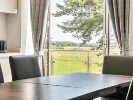 A dining room with a table and chairs at Cotswolds Apartments 2B/S4, Chipping Norton